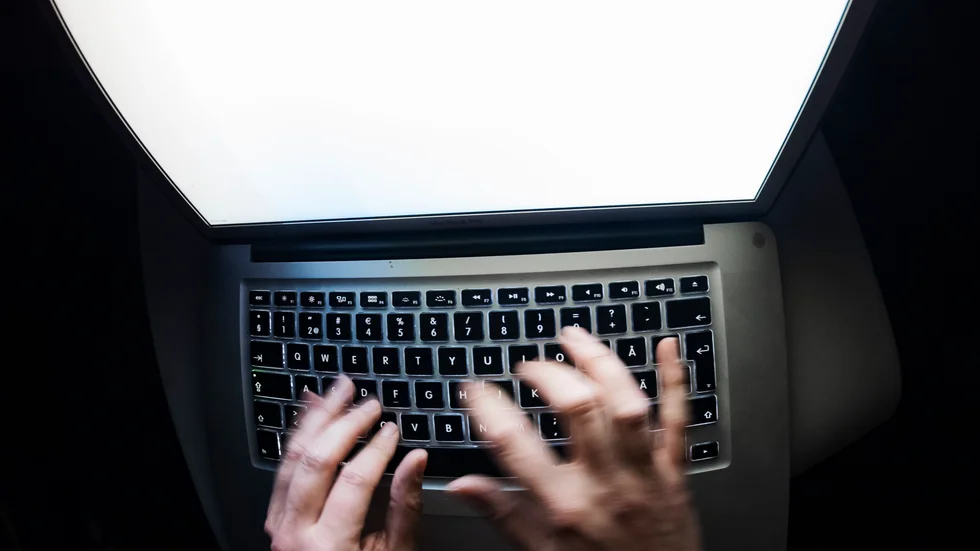 I flera år har unga flickor i en skånsk kommun blivit förföljda och sextrakasserade på internet av en förövare i deras närområde.Mannen dömdes, men nu åtalas han återigen för samma typ av brott. Arkivbild.