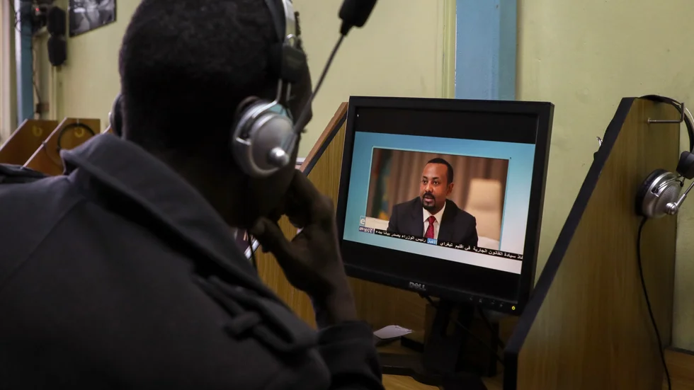 En etiopier tittar på premiärminister Abiy Ahmed på nätet. Arkivbild.