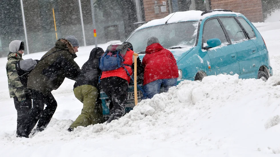 Ibland krävs det extra mycket ansträngning och flera som puttar på för att komma upp och ut på vägen igen. Sådan är jämlikheten. Finns således vissa likheter med ett snöoväder i Skåne.