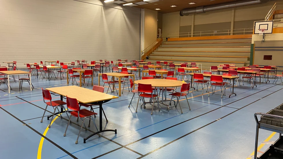 Idrottshallen i Vimmerby nyttjas i dagsläget som matsal för att undvika trängsel.