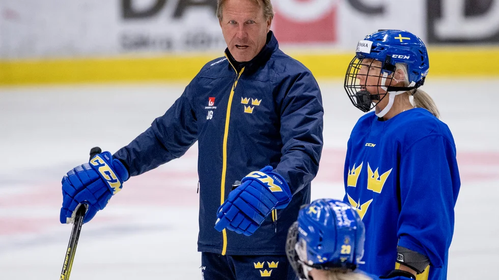 Tre Kronors förbundskapten Johan Garpenlöv och Modobacken Mina Waxin på Damkronornas träningsläger i Skövde.