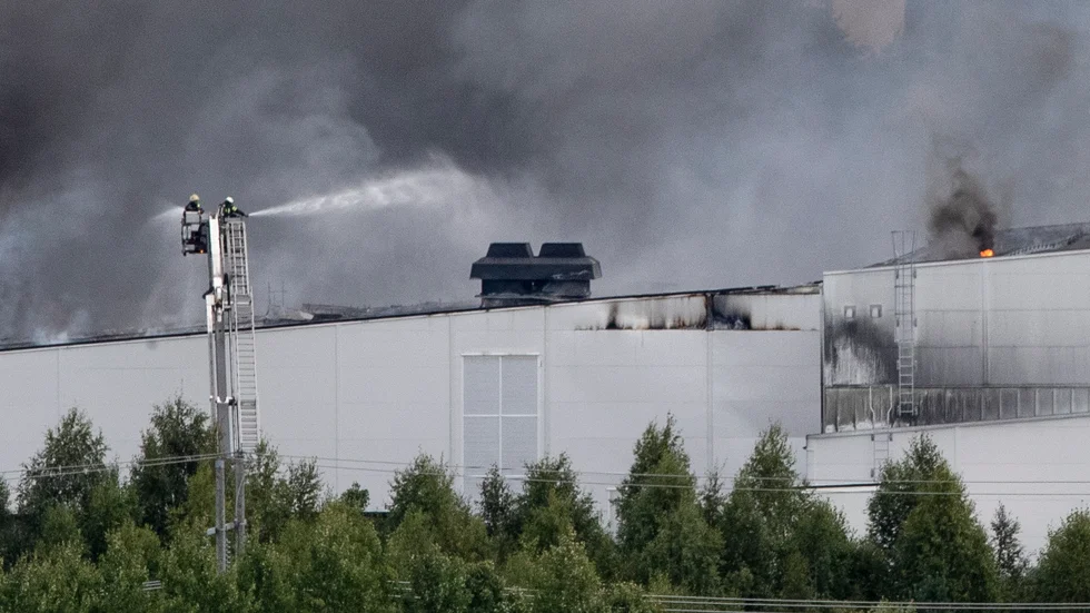 Polarbröds fabrik i Älvsbyn har totalförstörts i en brand. Bara några hundra meter bort ligger Älvsbyhus, som av säkerhetsskäl måste hålla sin anläggning stängd.