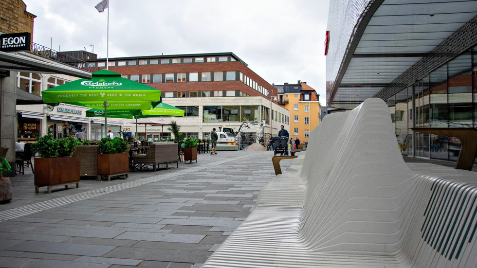 Lukas Forsberg Bernevång och Juliette Walldov lyfter fran långsoffan vid Forumtorget som ett exempel på kommunalt slöseri.