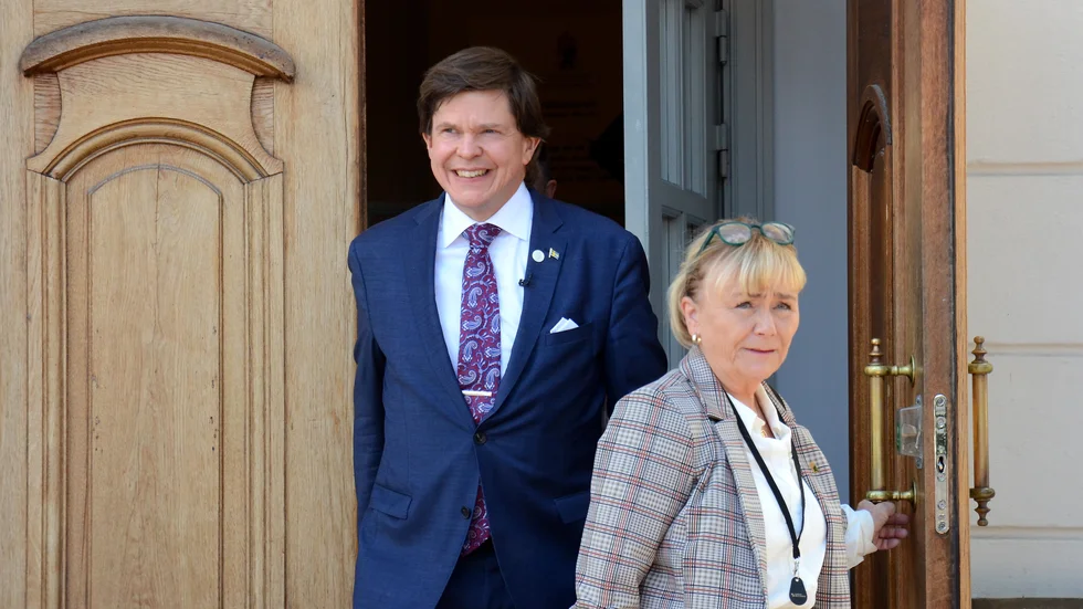 Riksdagens talman Andreas Norlén fick komma till Södermanland, men det blev mest tid i soffan på Residenset hos landshövding Beatrice Ask.