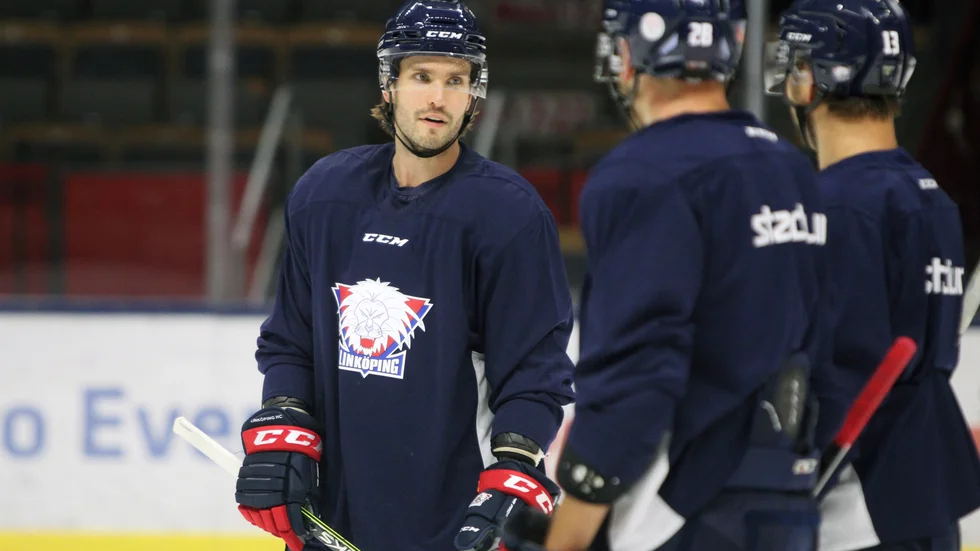 Oula Palve i samspråk med Andrew Gordon och Jaakko Rissanen under onsdagsträningen.