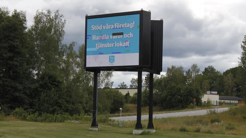 Kommunen har skrivit ett avtal om ytterligare tre-fyra år för den delvis defekta infoskylten.