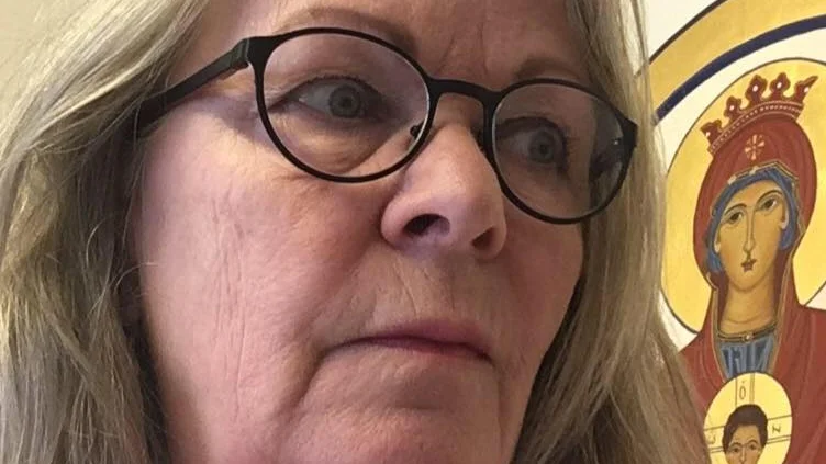 Lisa Chemnitz hållr kurser i ikonmåleri, där både teknik och val av motiv och utforrming anknyter till en medeltida tradition. 