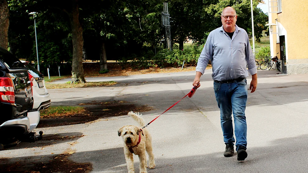 Hjälpsökandet har eskalerat under pandemin, säger Jakob Carlander, på promenad med vännen och kollegan Vergilius, en terapihund som utanför mottagningen beter sig som vilken jycke som helst, drar i kopplet, skäller och står i.