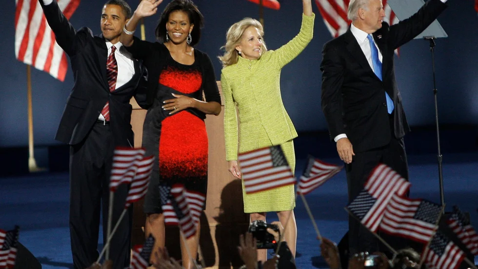 Valnatten 2008. Den blivande presidenten Barack Obama har just hållit sitt segertal i Grant Park i Chicago. Bredvid honom står hustrun Michelle Obama samt vicepresidentparet Joe och Jill Biden. I år är Joe Biden Demokraternas presidentkandidat.