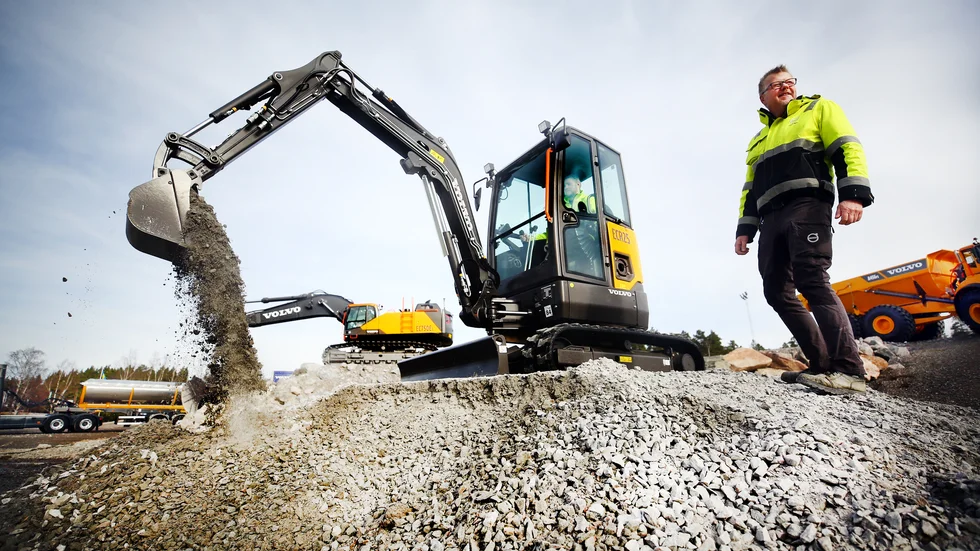 Johan Börstell, chef för verksamheten på Volvo CE customer center, står bredvid nya ECR25 electric som är i stort sett lika hög som han själv. Vid spakarna i elmaskinen sitter Adam Lindberg, instruktör och demoförare.