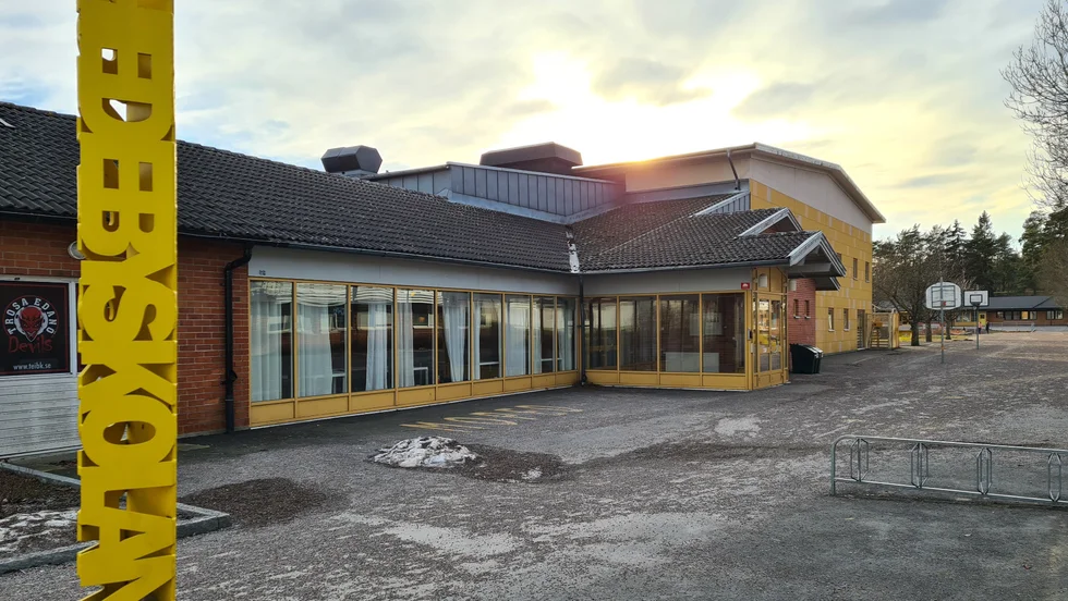 Hedebyskolan i Vagnhärad förlägger all undevisning för högstadiet till distans under vecka 18, då den växelvisa undervisningen inte räckt till för att hindra smittspridningen.  