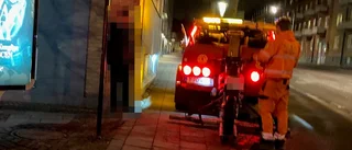 Mopedförare till sjukhus efter kollision med bil