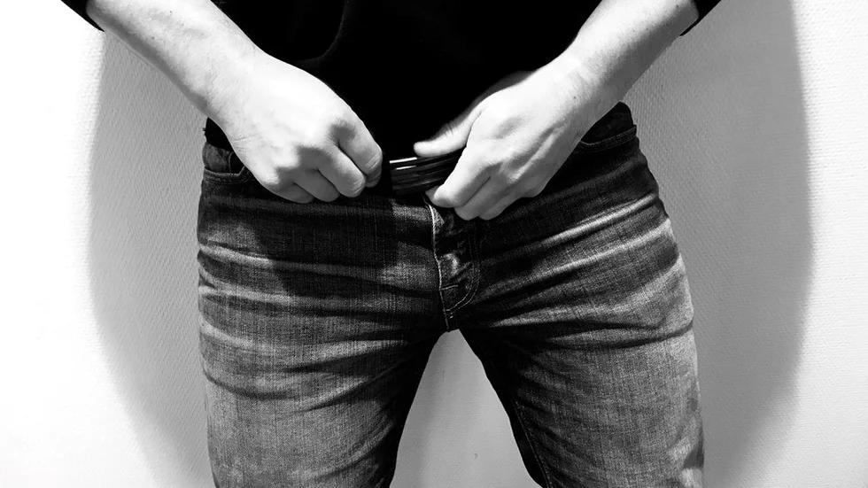 En man i 60-årsåldern har dömts för flera fall av sexuellt ofredande efter att ha blottat sig för en granne. (Bilden är arrangerad)