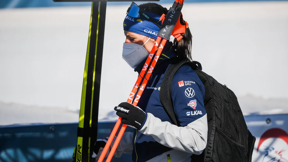 Charlotte Kalla lämnade tävlingsområdet efter att hon brutit tremilen efter tio kilometers åkning.