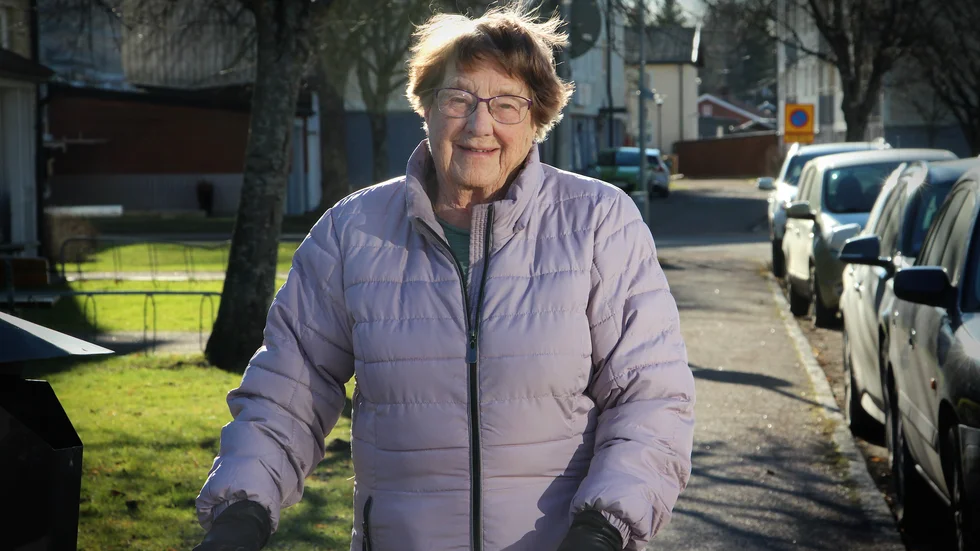 Ruth Larsson, 102 år, känd som Europas äldste fallskärmshoppare, hade inte tänkt så mycket på det där med vaccin från början.
