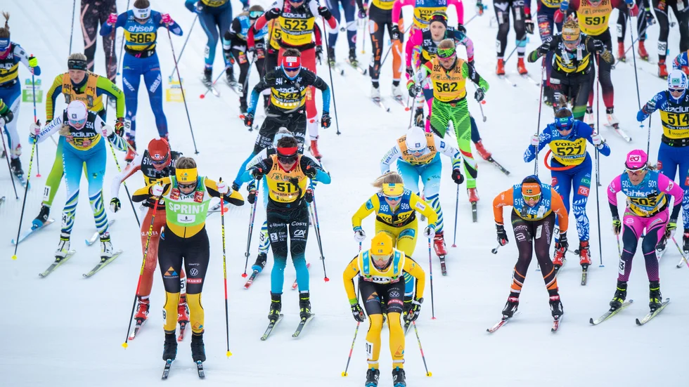 Jenny Larsson, i grön väst, kunde inte hänga med när de stora kanonerna ökade farten i Vasaloppet.