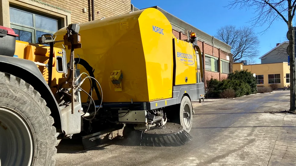 Sandupptagningen har påbörjats. Nu ska det bli rent på gång- och cykelbanor, gator och torg. Bilden är från ett tidigare år. 