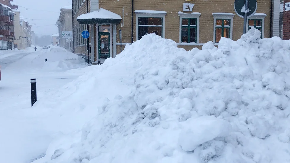 Att se vad som kommer på andra sidan en snöhög är inte alltid det lättaste, menar skribenten. (arkivbild)