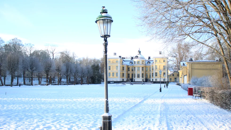 Finspångs slott och slottspark i vinterskrud.