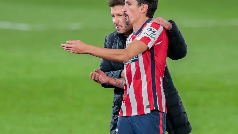 Atletico Madrids tränare Diego Simone, vänster, och försvaren Stefan Savic får vänta på mötet mot Atlethic Bilbao på grund av en snöstorm. Arkivbild.