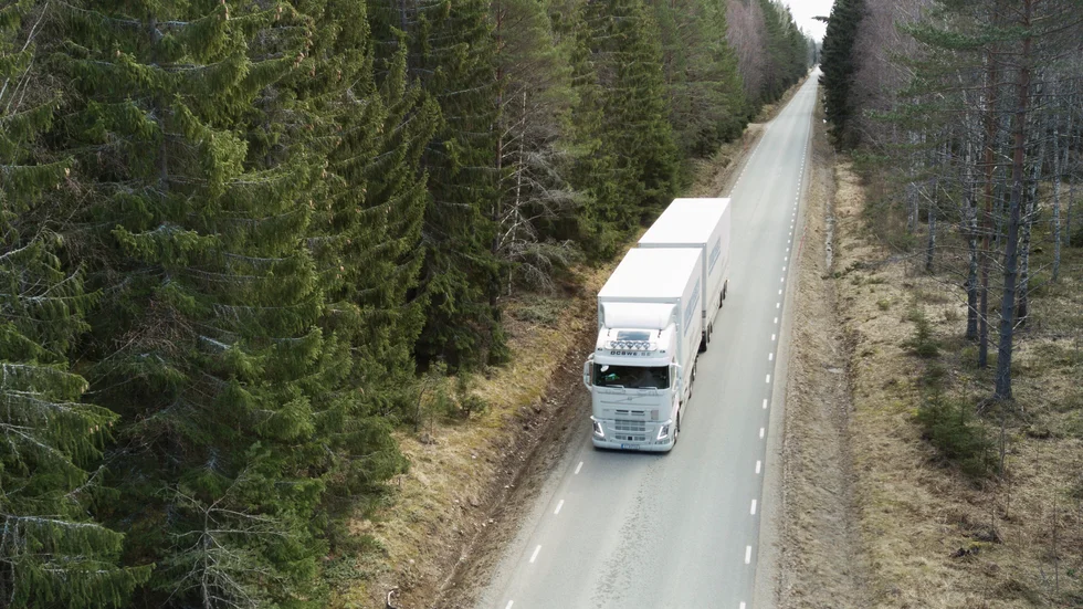 Förare som kör tunga transporter ska undantas från att behöva förnya sina YKB-bevis på grund av pandemin. Arkivbild.