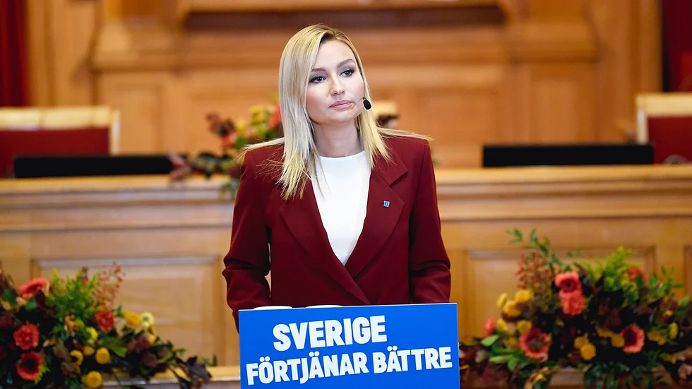 Skribenten menar Ebba Busch (Kd) lägger skulden på regeringen trots att hennes eget parti är en del av problemet.