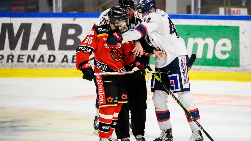 Linus Klasen sätter upp klubban i underlivet på Jonas Junland.