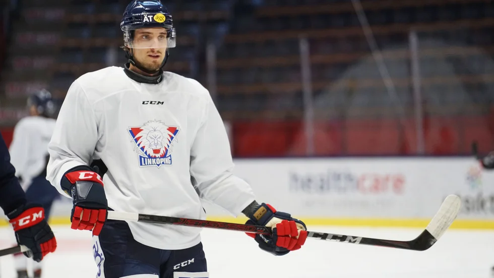 Går Mattias Bäckman emot en comeback? Är han i matchform? Under måndagen tränade han för fullt med laget – igen. 