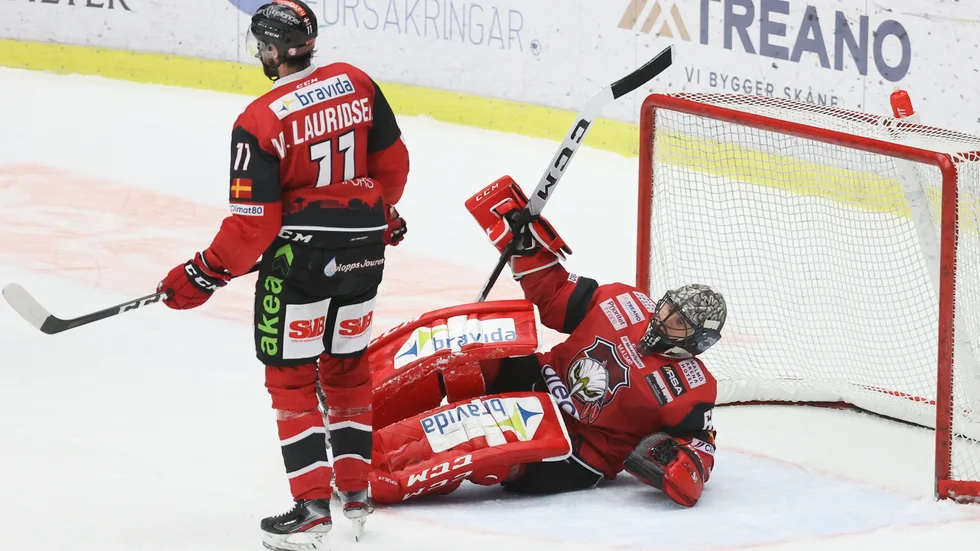 Markus Lauridsen och Oscar Alsenfelt deppar efter att Leksands segermål i lördags. Nu härjar coronaviruset i truppen och all verksamhet den här veckan ställs in.