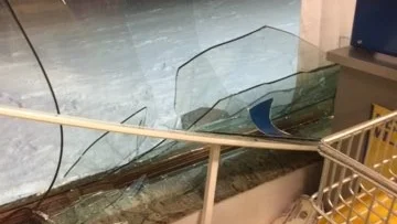 Vandalerna slog sönder ett stort skyltfönster i matbutiken i Morjärv.