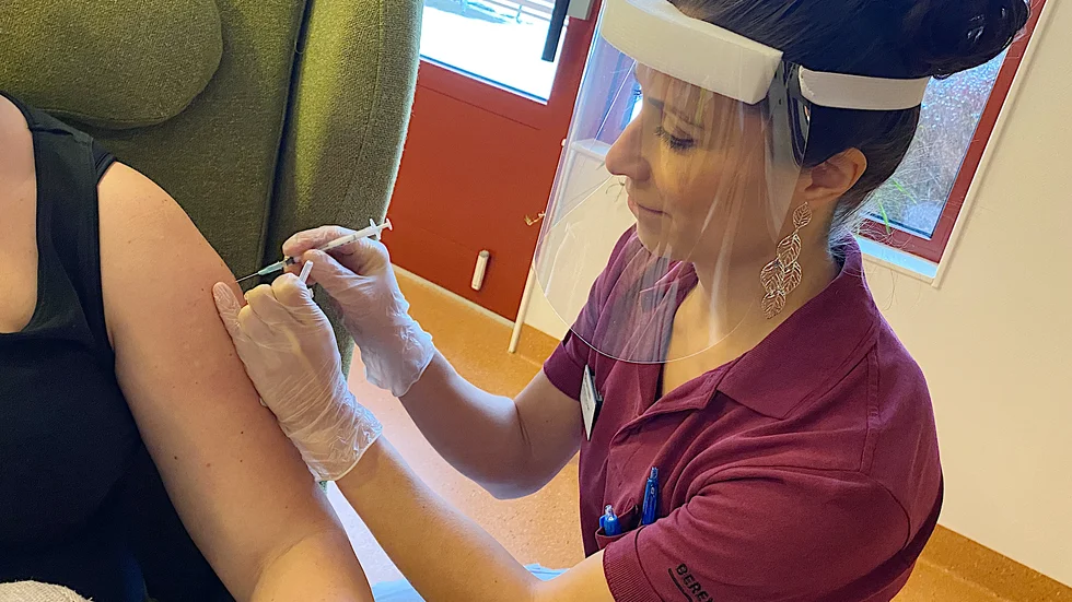 Arkivbild. Första vaccineringen mot covid-19 i Enköping vid Liljegårdens omvårdnadsboende skedde i Örsundsbro 5 januari 2020. Nu är all personal och alla kunder som velat vaccinera sig färdigvaccinerade.