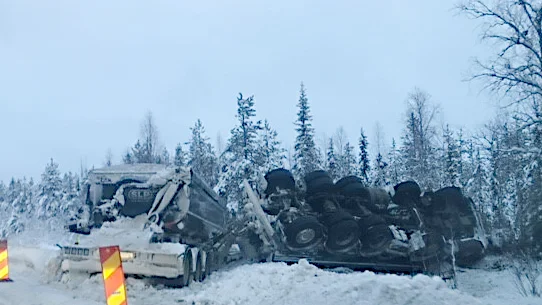 Hela ekipaget gick av vägen. Innan hade chaufförer larmat om den svåra halkan. Föraren, Max Brander, klämdes fast, men klarade sig utan allvarliga skador.