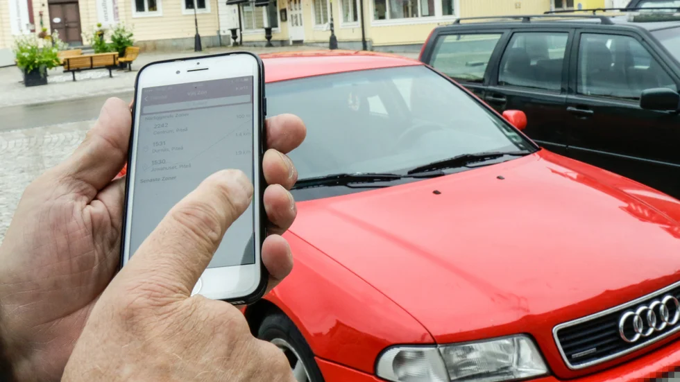 Kvinnan berättar att hon laddat ner p-appen och alltid använder den då hon parkerar på stan – ändå fick hon böter senast. (Arkivbild)
