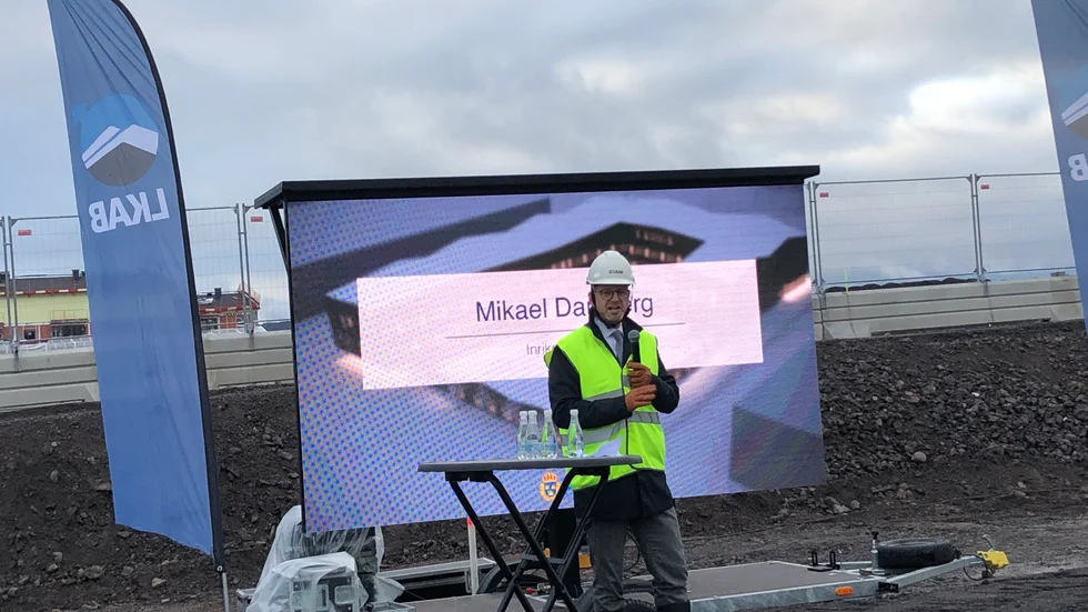 Inrikesminister Mikael Damberg (S) höll ett kort tal i samband med det första spadtaget för det nya polishuset i Kiruna.