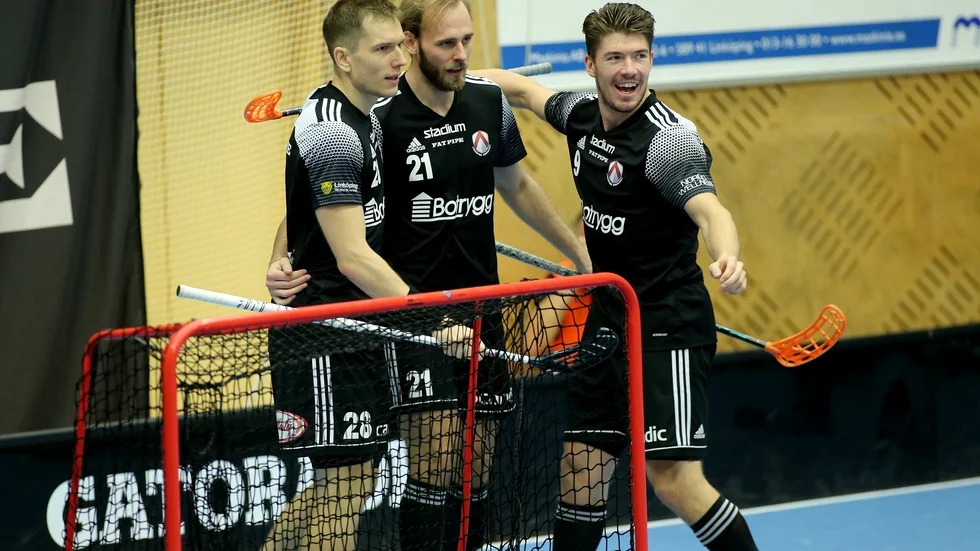 Jesper Alm i mitten mellan Linköpings utländska stjärnor Matej Jendrisak och Olli Laine.