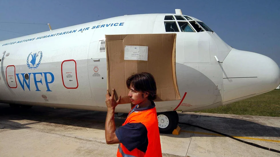 Ett plan i Italien lastas med förnödenheter från WFP, på väg för att hjälpa den konfliktdrabbade Darfurregionen i Sudan. Arkivbild