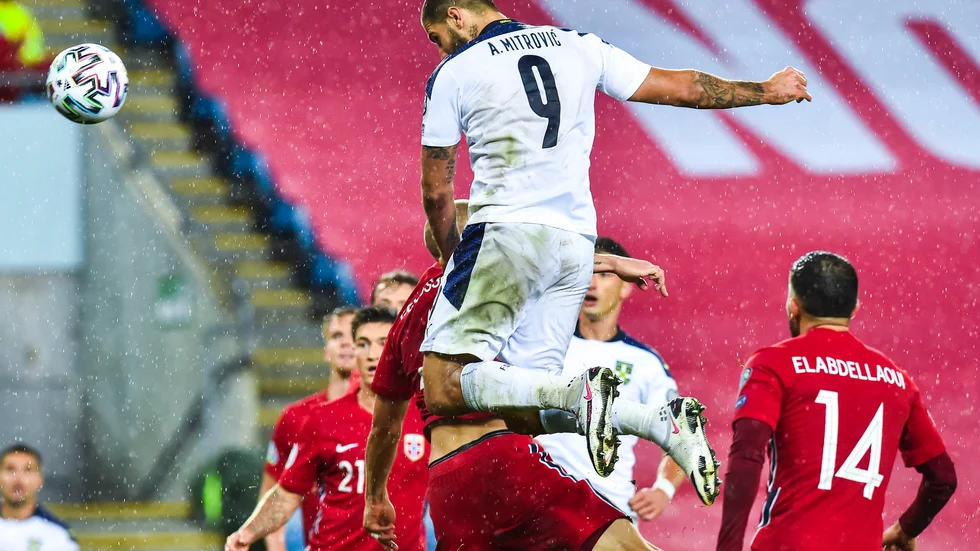 Sebiens Aleksandar Mitrović når högt mot Norge i Oslo. Matchen har gått till förlängning.