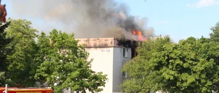 Många boende evakuerade efter svårsläckt brand