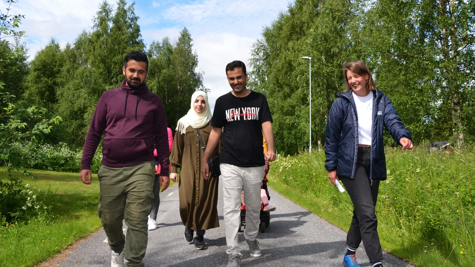 Hej Främling träffas alltid utanför medborgarkontoret i Råneå. Det är olika många personer med på varje promenad. 