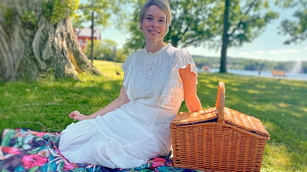 Sanna kallar sig för Sannas picknickkorg på sociala medier, och älskar matlagning, bakning och pyssel.