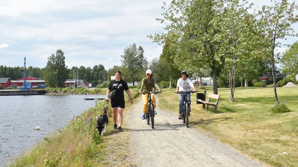 Ann-Sofie Vestin, Opal Onpad och Sine Vestin från Skelleftehamn passerar på strandpromenaden.