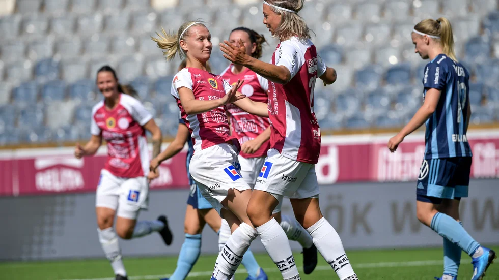 Sara Olai gratuleras efter sitt mål.