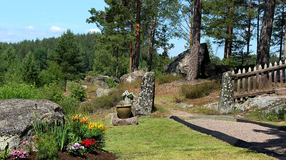 Solberget har 6 000 kvadratmeter tomt där vacker natur och gamla bruksföremål samsas.