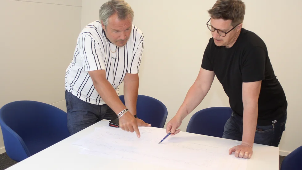 Christer Mårtensson och Fredrik Sundkvist arbetar med projekteringen av den nya padelhallen.