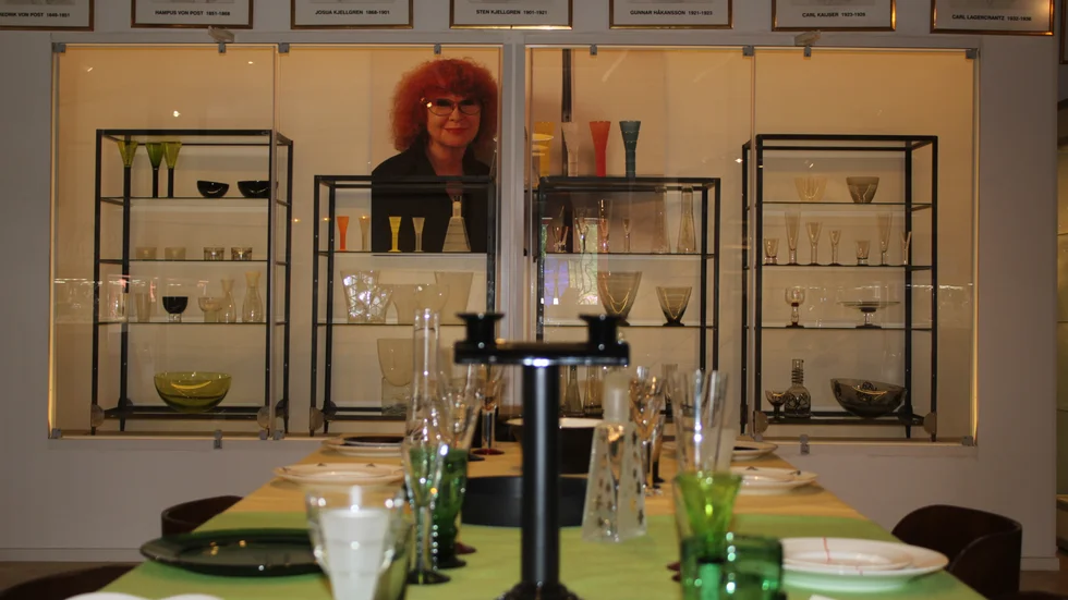 I samlingen ingår glas ritade Margareta Hennix, som ocså finns med på en stor bild.