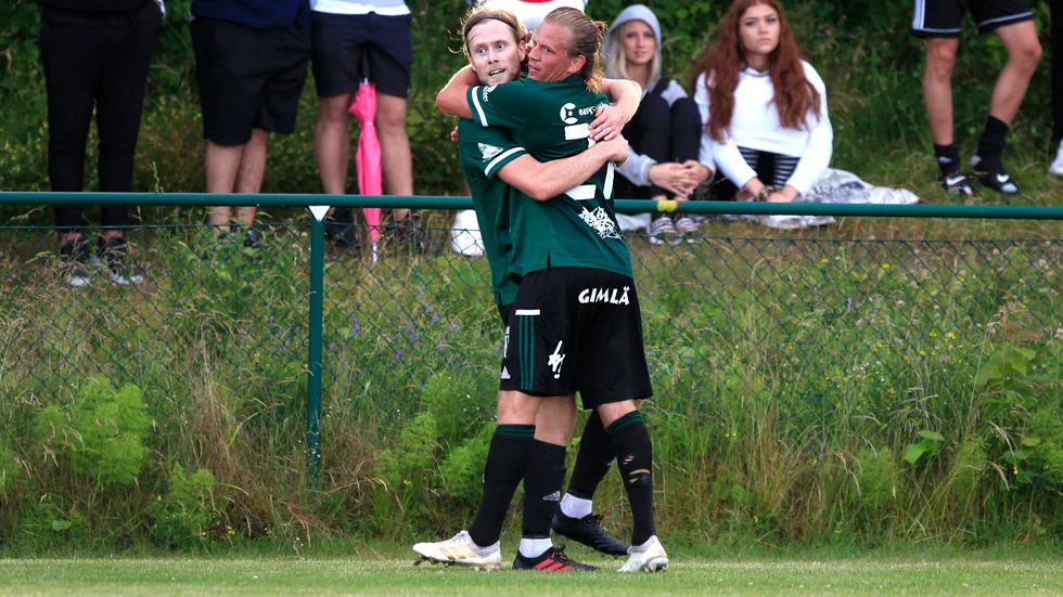 Triangeln vann derbyt mot Kvicksund med 4–3. På bilden kramas 3–1-målskytten William Schmidt om av Andreas Wisén.