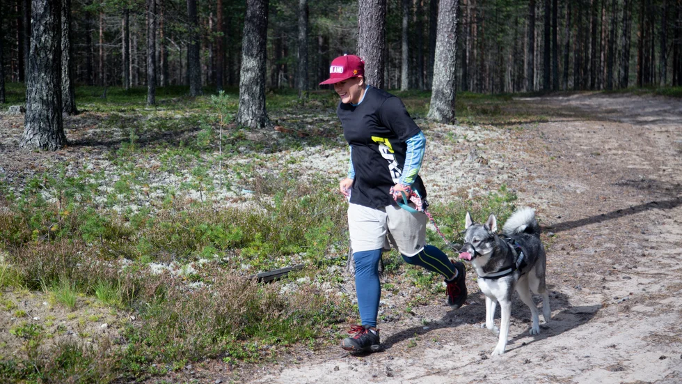 Leo Hällgren, Öjebyn, sprang i mål med Zantos. En blandning mellan gråhund och jämthund. ”Han ska ut på jakt och behöver lite skogsvana. Då var det här en kul grej att testa.”