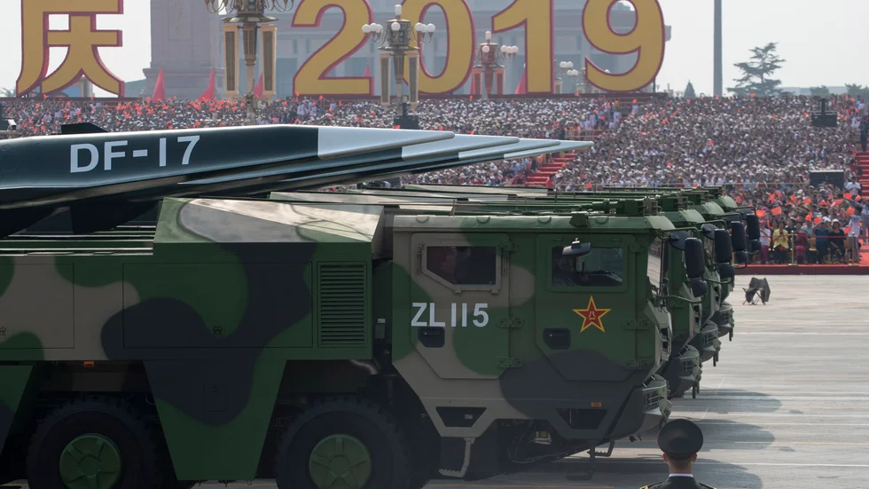 Kina flexar sina militära muskler vid en parad förra hösten.