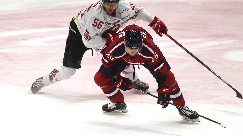 Förre LHC-spelaren Albert Lyckåsen i kamp med Jakko Rissanen.