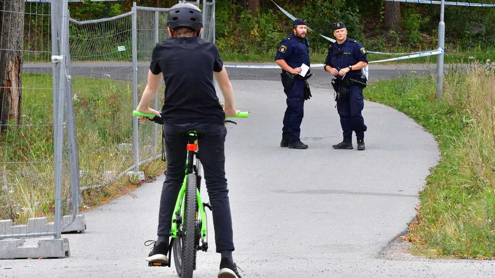 En stor polisinsats pågick vid brottsplatsen under fredagen.